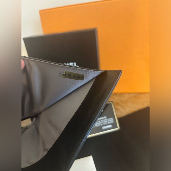 CHANEL FULL INCLUSION Camellia Patent Leather Bifold Pearl Crossbody Wallet - Picture 16 of 17